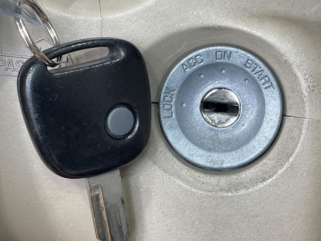 【キーレス】少し離れた場所からでもボタン一つでドアの開錠・施錠ができるのでとっても便利！ドアの鍵穴周りに傷をつけることもありません♪