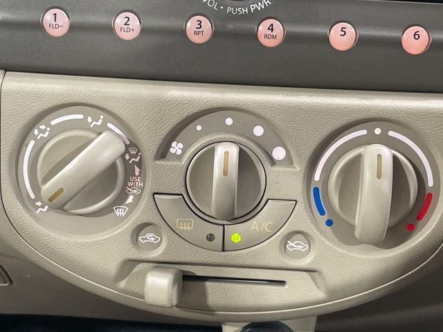 寒い冬も暑い夏も全席に快適な空調を届けてくれる、ダイヤル式エアコンを装備♪