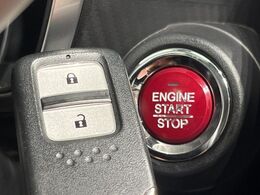 【Hondaスマートキー】カバンやポケットに入れたままでもドアの施錠・解錠が可能なスマートキーを装備。エンジンのオン・オフ時もカギを取り出す必要が無いからとっても便利です♪