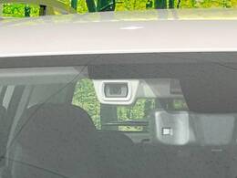 【アイサイトVer2】前方の車両等を検知し、衝突しそうな時は警報で注意を促し、ブレーキを踏む力をサポート。ブレーキを踏めなかった場合は衝突被害軽減ブレーキが作動、衝突回避をサポートします。