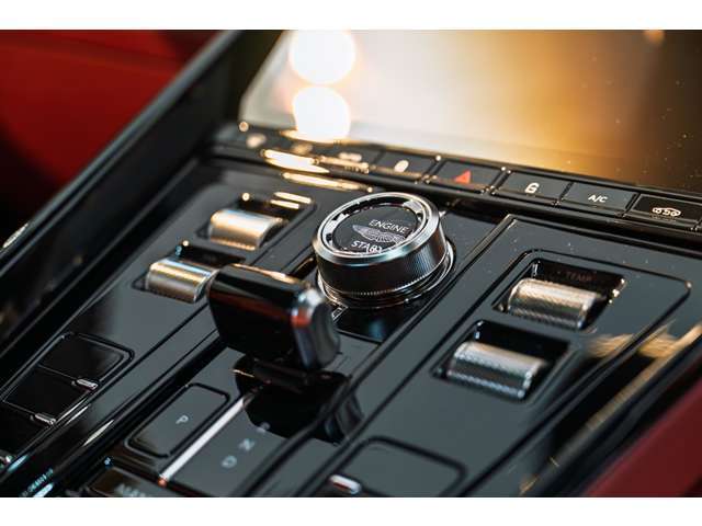 最新型のセンターコンソールはタッチパネルで各種車両設定が可能となっております。