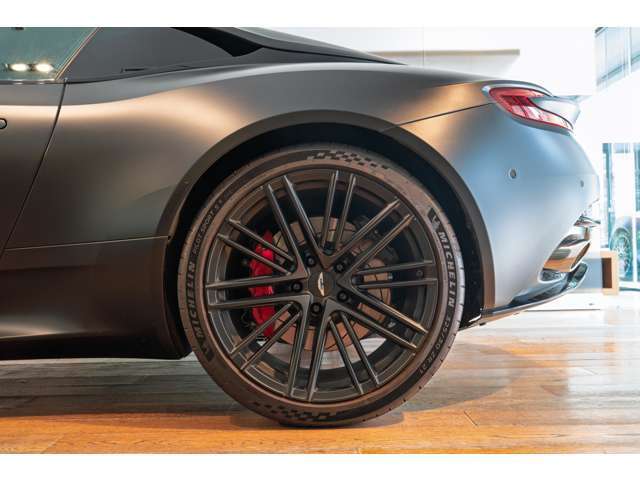 タイヤ：ミシュラン PILOT SPORT S 5　アストンマーティンの専用であり、共同開発した本タイヤには「AML」の刻印がございます。サイズ：フロント275/35/ZR21　リア325/30ZR21