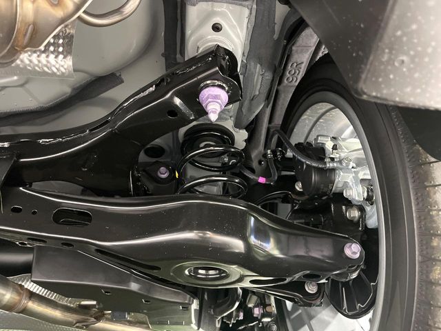お車を安心してお乗りいただく為には、足回りの定期点検が欠かせません。サービスサポート（有償保証）では無料点検もご提供しており、安心のカーライフをお過ごしいただけるサポート体制が整っています。