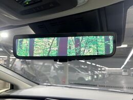 【デジタルインナーミラー】後席の大きな荷物や同乗者で後方が確認しづらい時でも安心！カメラが撮影した車両後方の映像をルームミラー内に表示。クリアな視界で状況の確認が可能です！