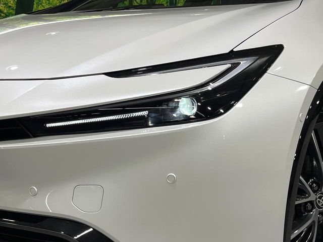 【アダプティブハイビーム】遠くまで明るく照らすハイビームを先行車や対向車に照射しない様、自動で調整！毎回手動で切り替える必要がなく、夜間走行時のストレスも軽減。安全性向上にも寄与します。