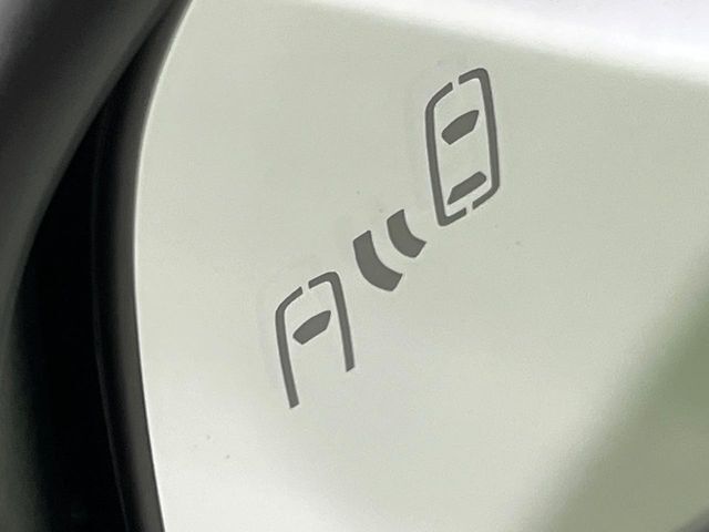 【ブラインドスポットモニター】走行中、ドアミラーの死角になりやすい箇所に後続車が接近するとサイドミラーのレンズに警告を表示！ドライバーに注意喚起をしてくれます。