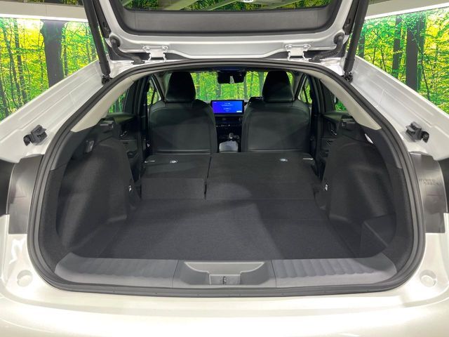【パワーバックドア】スマートキーや運転席のボタンを押すだけでリアゲートが自動で開閉します！荷物を持っている時や、高い位置にあるバックドアを閉める際に便利な機能です♪
