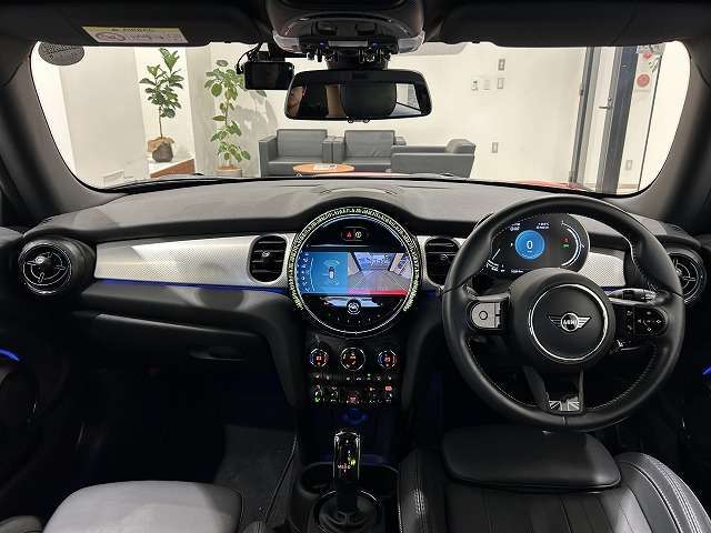 時を経ても深い魅力を放ち続けるMINI。より快適にお乗り頂くために、3つのサポートプログラムをご用意しております。※認定中古車保証は登録日より最長4年間まで延長が可能です。