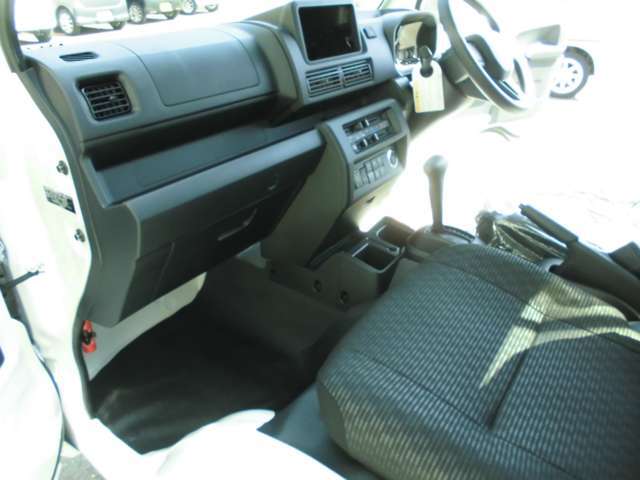 ☆販売スタッフは全員　中古自動車販売士と自動車査定士の資格あります。