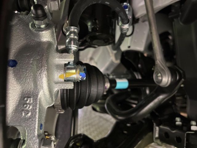 お車を安心してお乗りいただく為には、足回りの定期点検が欠かせません。サービスサポート（有償保証）では無料点検もご提供しており、安心のカーライフをお過ごしいただけるサポート体制が整っています。