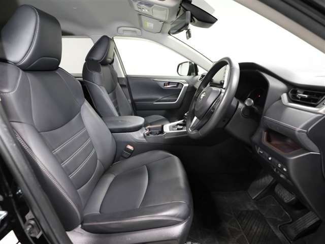 ゆったり室内で運転もしやすいです♪使い勝手の良い配置も考えられています！！