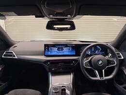 BMWの運転席はドライバーオリエンテッドという構造を採用。ドライバー目線の操作がしやすい設計になっており、ドライブ中にも目線の移動が少なく運転中にも簡単に操作ができます。