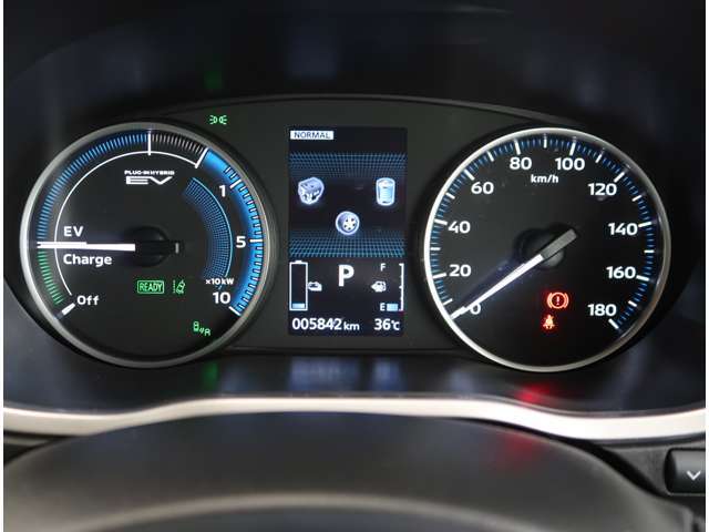 三菱認定中古車では『延長保証』もご用意致しており、保証延長期間は『1年』と『2年』がお選び頂けます。詳細はスタッフにお尋ね下さい。