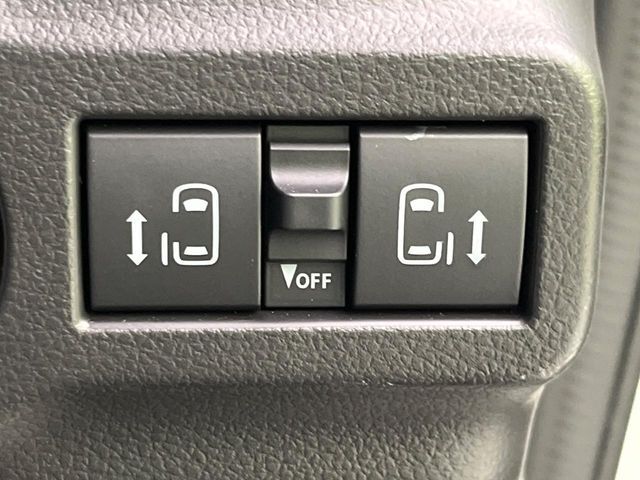 【両側パワースライドドア】スマートキーや運転席のスイッチで後席両側スライドドアの開閉が可能♪電動だから力を入れてドアを開ける必要が無く、小さなお子様でも簡単に開け閉めでき快適です♪