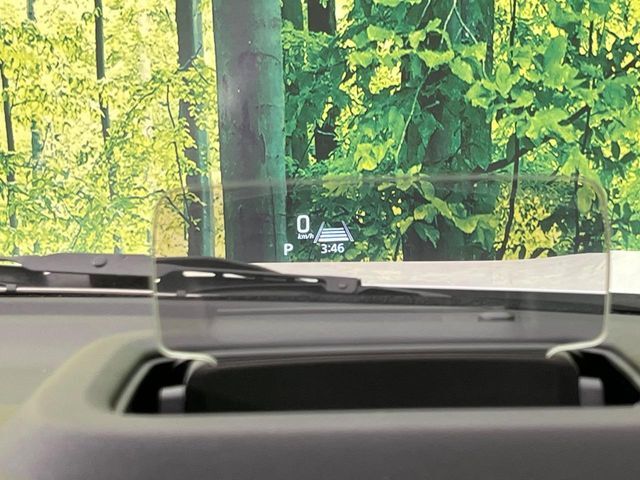 【ヘッドアップディスプレイ】現在の速度や走行情報をデジタル表示で運転席前方のガラスに投影！運転中、目線をずらさず必要な情報を確認できるのでとっても便利で安心！