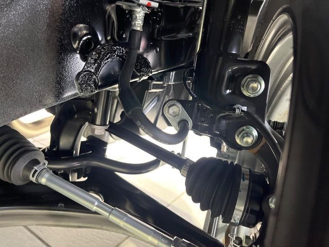 お車を安心してお乗りいただく為には、足回りの定期点検が欠かせません。サービスサポート（有償保証）では無料点検もご提供しており、安心のカーライフをお過ごしいただけるサポート体制が整っています。