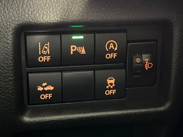 【車線逸脱抑制機能】高速道路走行時、車線からはみ出しそうな時にステアリングを制御し車線内を走行する様にアシスト。より安全な運転をサポートしてくれます！