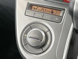 【オートエアコン】一度お好みの温度に設定すれば、車内の温度を検知し風量や温度を自動で調整。暑い…寒い…と何度もスイッチ操作をする必要はありません。快適な車内空間には必須の機能ですね♪