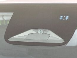 【ホンダセンシング】走行中に前方の車両等を認識し、衝突しそうな時は警報とブレーキで衝突回避と被害軽減をアシスト。より安全にドライブをお楽しみいただけます。