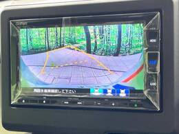 【バックカメラ】駐車時に後方がリアルタイム映像で確認できます。大型商業施設や立体駐車場での駐車時や、夜間のバック時に大活躍！運転スキルに関わらず、今や必須となった装備のひとつです！