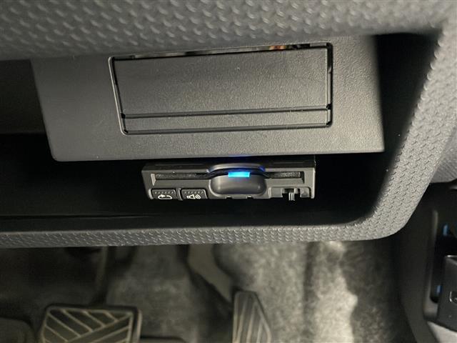 【ETC】有料道路を利用する際に料金所で停止することなく通過できる、ETC車載器（ノンストップ自動料金収受システム機器）が装備されています。セットアップを行うことで利用可能になります。
