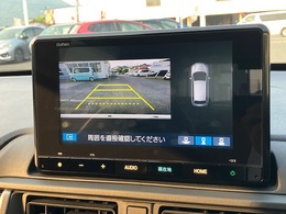 後退時に車両の後ろ側をモニター画面に表示します。車庫入れが苦手な人もこれで安心♪