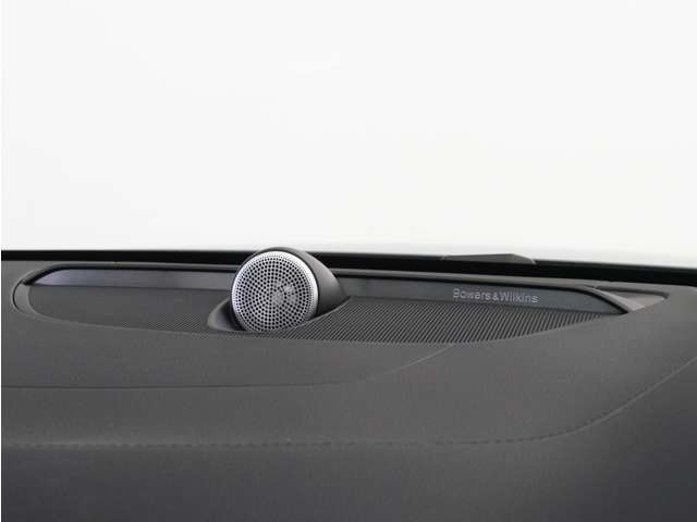 【Bowers＆Wilkins】世界のオーディオファン垂涎のプレミアムサウンドシステムを搭載。コンサートホールのベストポジションに相当する音場空間を忠実に再現。乗る人すべてに驚きの音響体験を提供します