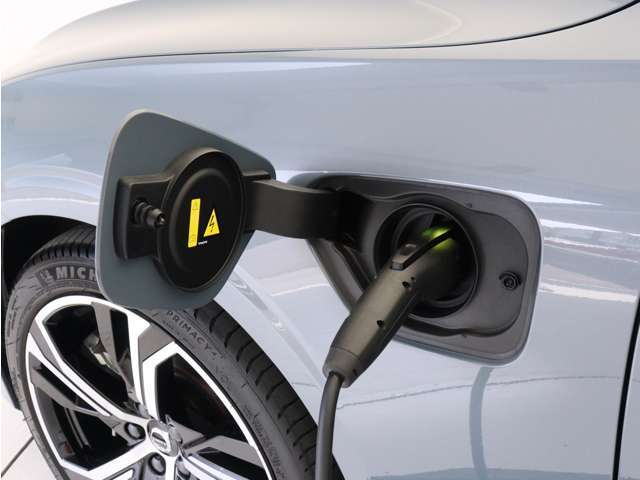 専用コードを接続するだけで簡単に充電が行えます。プラグインハイブリッドモデルRecharge T6 AWD PHEVは、走行中の充電のほか、自宅などに設置された充電機器からの充電が可能です。