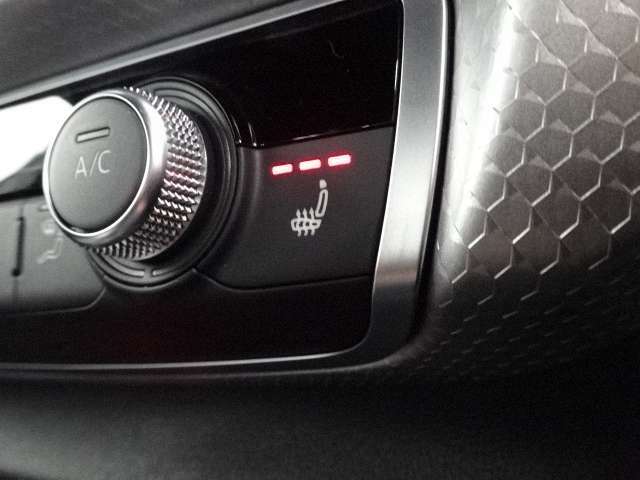 温度調整機能付きのシートヒーターがフロントシートに装備されていますので、エアコンによる乾燥を気にすることなく温まることが出来ます。