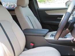 技術進化でドライバーの情報処理量も増えた一方で安心安全な運転に注力できる人間中心のシンプルな情報レイアウトを作り上げました。ドライバーが余裕を持ち集中できるコックピットで安心してドライブを楽しめます