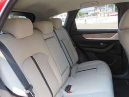 4:2:4分割可倒式。中央シートを倒しスキー板や釣り竿などを載せることができ大人4人が乗車可能です。後席左右・中央席それぞれのレバーを引くとラゲッジルーム側から各席のシートバックを前に倒せます。