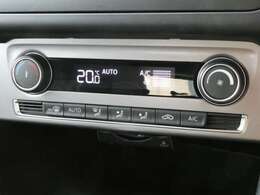 フルオートエアコン完備で車内を快適な温度で保ってくれます！！
