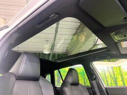 【パノラマルーフ】大型のガラスルーフ搭載で車内の解放感が一気にアップ！開放的なドライブをお楽しみいただけます。