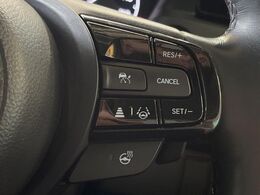 【アダプティブクルーズコントロール】高速道路での長距離走行が楽に！！自動で速度を保つクルーズコントロールが、衝突軽減システムと連携し、前方の車両を感知して車間を保つように速度調節してくれます！！