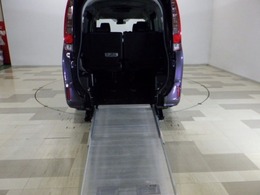 アルミスロープと電動ウインチ装備で車いすをらくらく乗車することが可能です！リアエアサス仕様で乗降時は車高を落とすことが可能！
