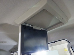 【12.1インチ後席モニター】後ろに乗車している人を飽きさせません！モニターはたたんで収納出来ます！