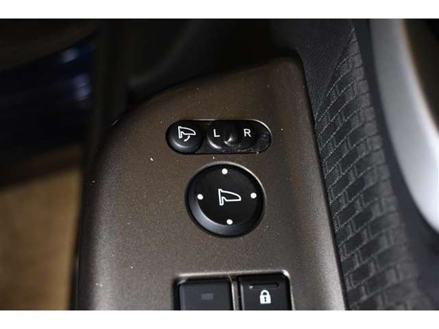 狭い場所も苦になりません。電動格納ドアミラー装備。