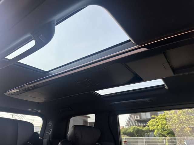 【ガラスルーフ】開放感たっぷりのガラスルーフが装着されています！車内に明かりを取り入れたり景色を楽しむのに、最適です！また、車内には遮光シェードが装備されておりますので、夏の暑い日でも快適に使えます！