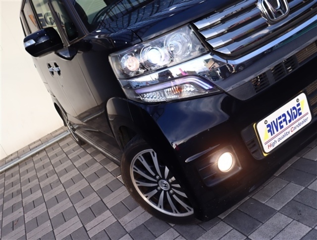 【車屋】として、長く車業界に従事した経験豊富なスタッフが多数在籍しております。