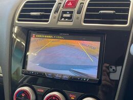 【バックカメラ】駐車時に後方がリアルタイム映像で確認できます。大型商業施設や立体駐車場での駐車時や、夜間のバック時に大活躍！運転スキルに関わらず、今や必須となった装備のひとつです！