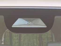 【ホンダセンシング】走行中に前方の車両等を認識し、衝突しそうな時は警報とブレーキで衝突回避と被害軽減をアシスト。より安全にドライブをお楽しみいただけます。