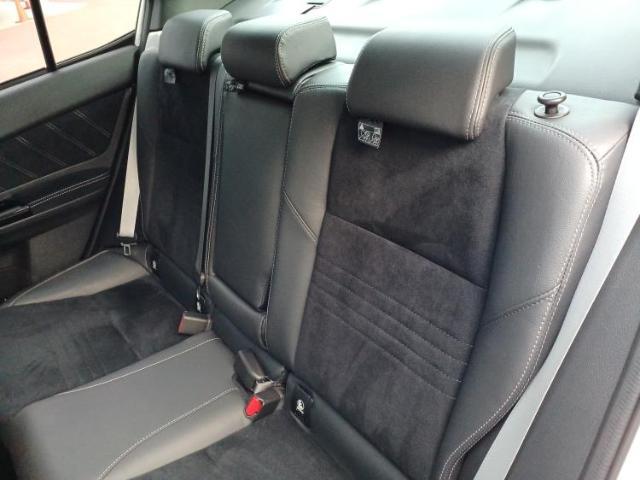 WECARSでは各商談席に大型モニターをご用意しております！見やすい大画面でゆったりと全国の在庫をご覧いただけます！是非ご来店お待ちしております！