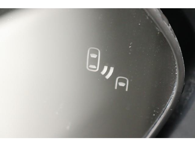 BSM（ブラインドスポットモニター）を装備！　隣の車線を走る車両が死角エリアに入ると、ドアミラーのインジケーターが光ってお知らせ。