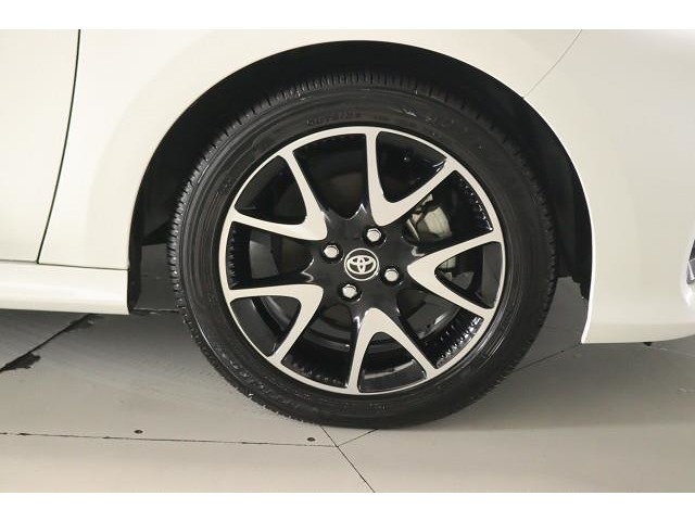 スタイリッシュなデザインのホイールを装着！