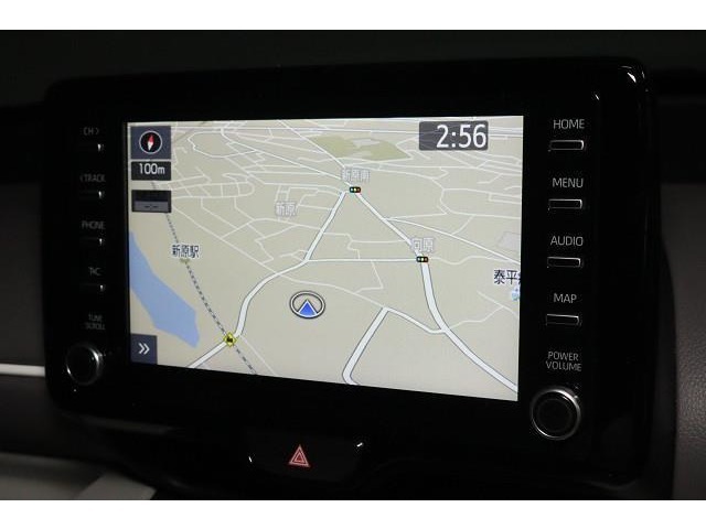 ナビを装備！　施設名などから、すぐに最適ルートを検索します。（機種によりナビやコネクトサービス等ご利用の際は、別途契約が必要となる場合があります）