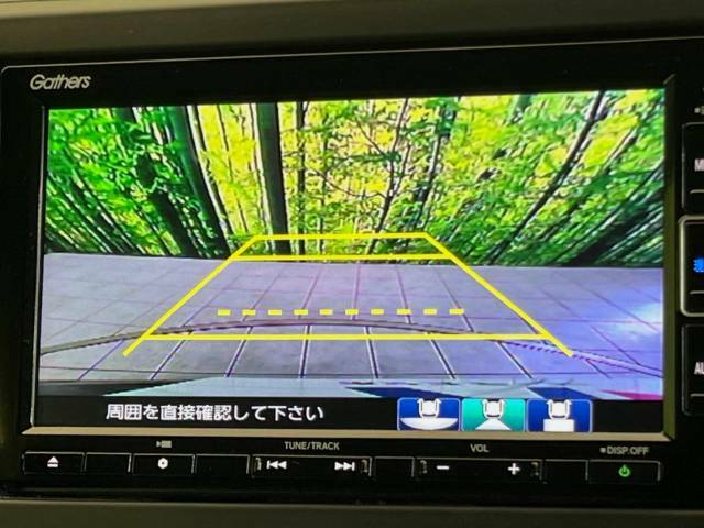 【バックカメラ】駐車時に後方がリアルタイム映像で確認できます。大型商業施設や立体駐車場での駐車時や、夜間のバック時に大活躍！運転スキルに関わらず、今や必須となった装備のひとつです！