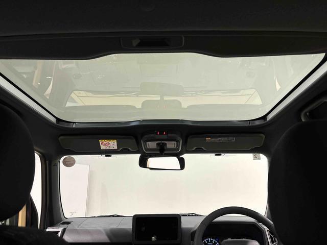 前席の頭上に大きく広がるシェード付きガラスルーフ。今までは見たことができなかったような景色を映し出し、タフト独自の解放感を生み出しています。勿論UV＆IRカット装備で日焼け対策もバッチリ！