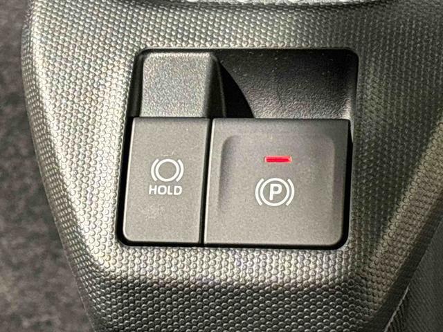 指先だけで簡単に操作が可能な電動パーキングブレーキを採用。「HOLD」スイッチを押すと、渋滞や信号待ちなどでブレーキペダルから足を離しても、ブレーキを保持するので安心です
