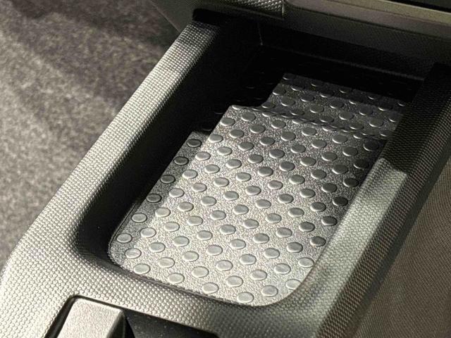 スマートフォンなどがスッキリ置けるセンターコンソールトレイです