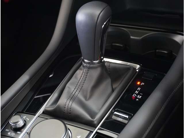 【シフトレバー】シフトもとても操作しやすいデザインになっております。運転する人の事を第一に考えた操作性の高い仕様です。